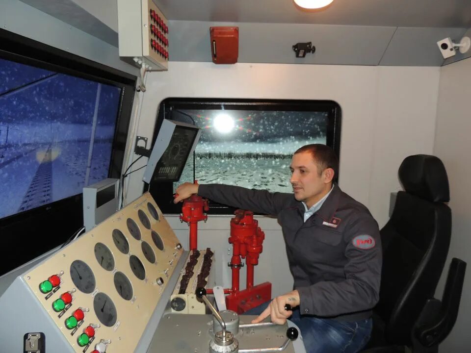 машинист электровоза. форма помощника машиниста. помощник машиниста электропоезда ржд. профессия помощник машиниста тепловоза. машинист первого класса тепловоз.