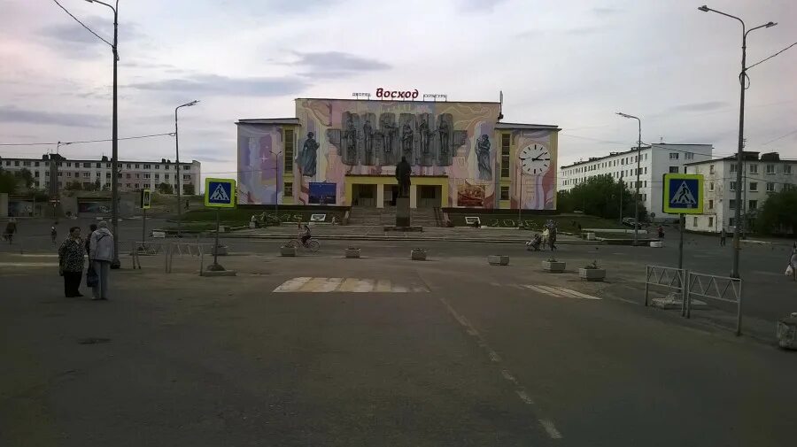 пгт никель печенгский район. площадь никеля. лучик никеля. никель площадь. никель площадь ленина.