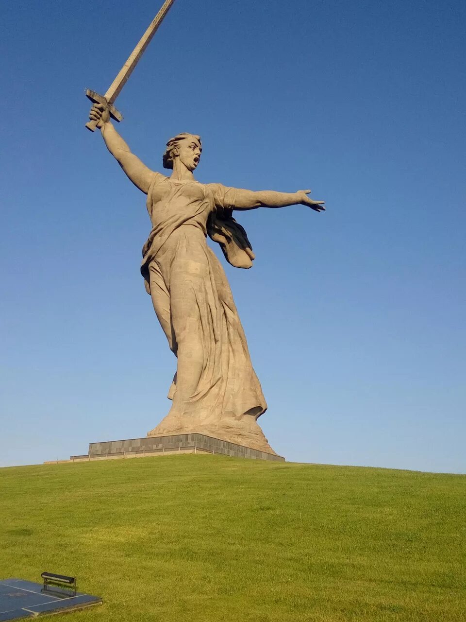 Мамаев Курган Волгоград. Мамаев Курган и статуя свободы. Родина-мать Волгоград высота с мечом. Мамаев Курган высота статуи.