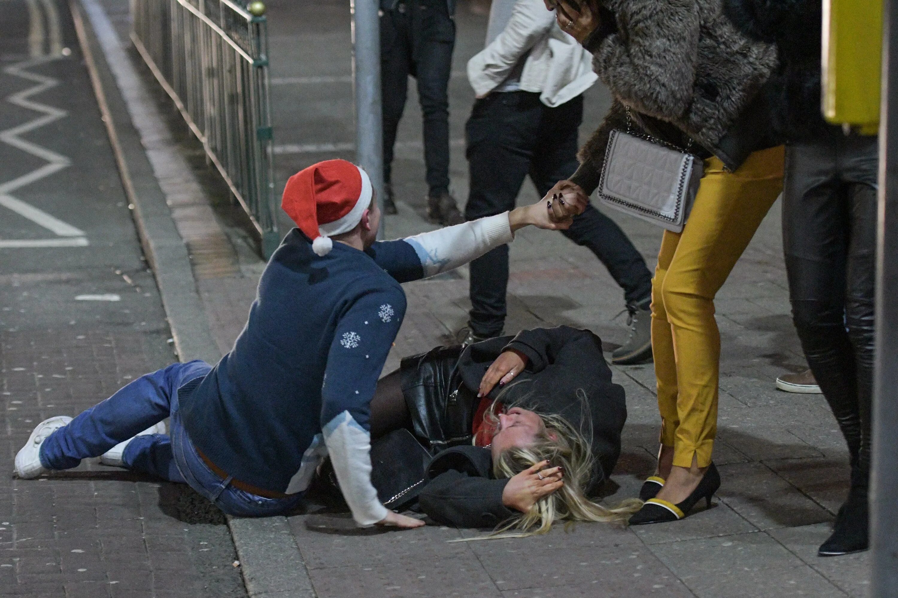 Тусовка в Англии. Праздничные драки весной в Англии. Drank street