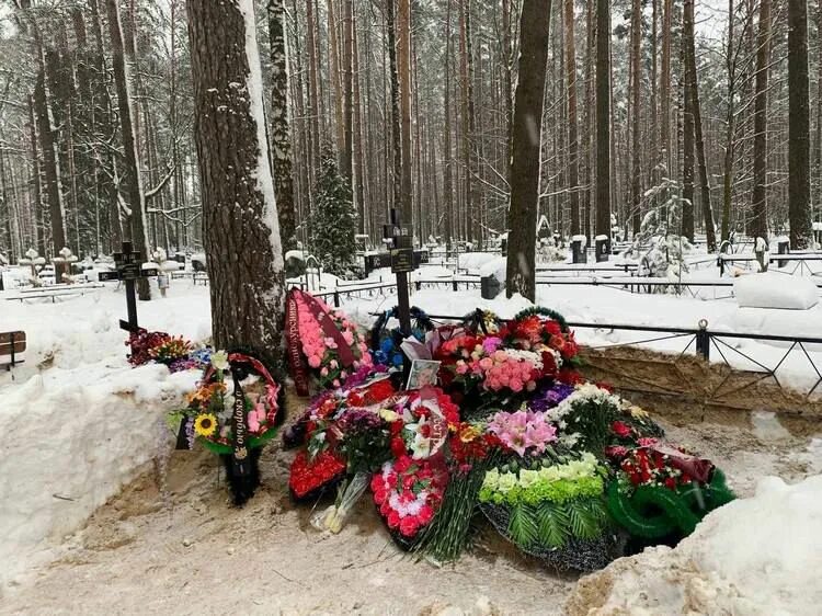 Кладбище зимой. Снежная могила. Похороны женщины утонувшей в проруби на крещение. Последние новости 1 февраля