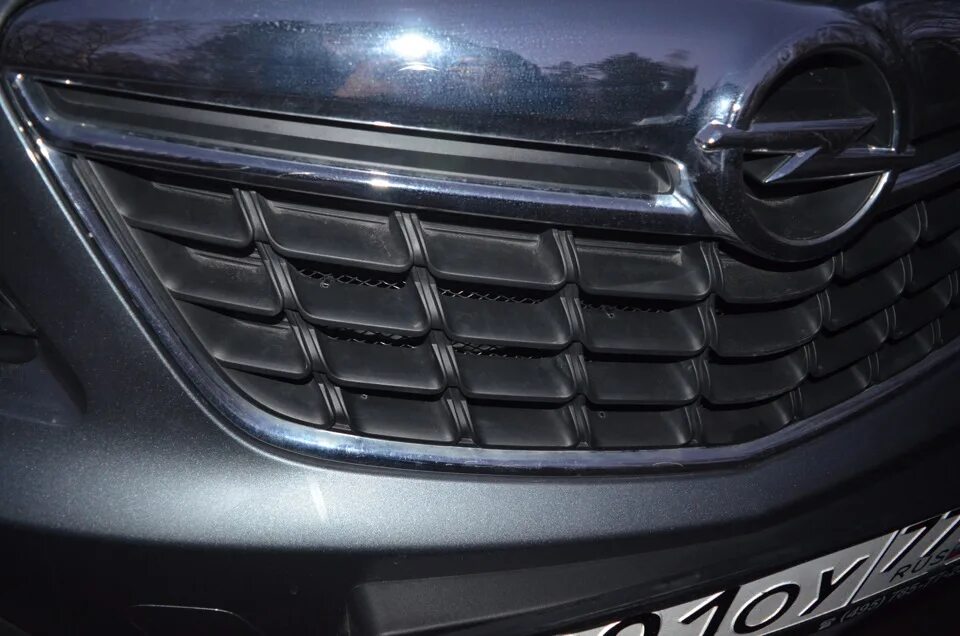 Сетка в решетку радиатора - Opel Mokka, 1,8 л, 2012 года стайлинг DRIVE2