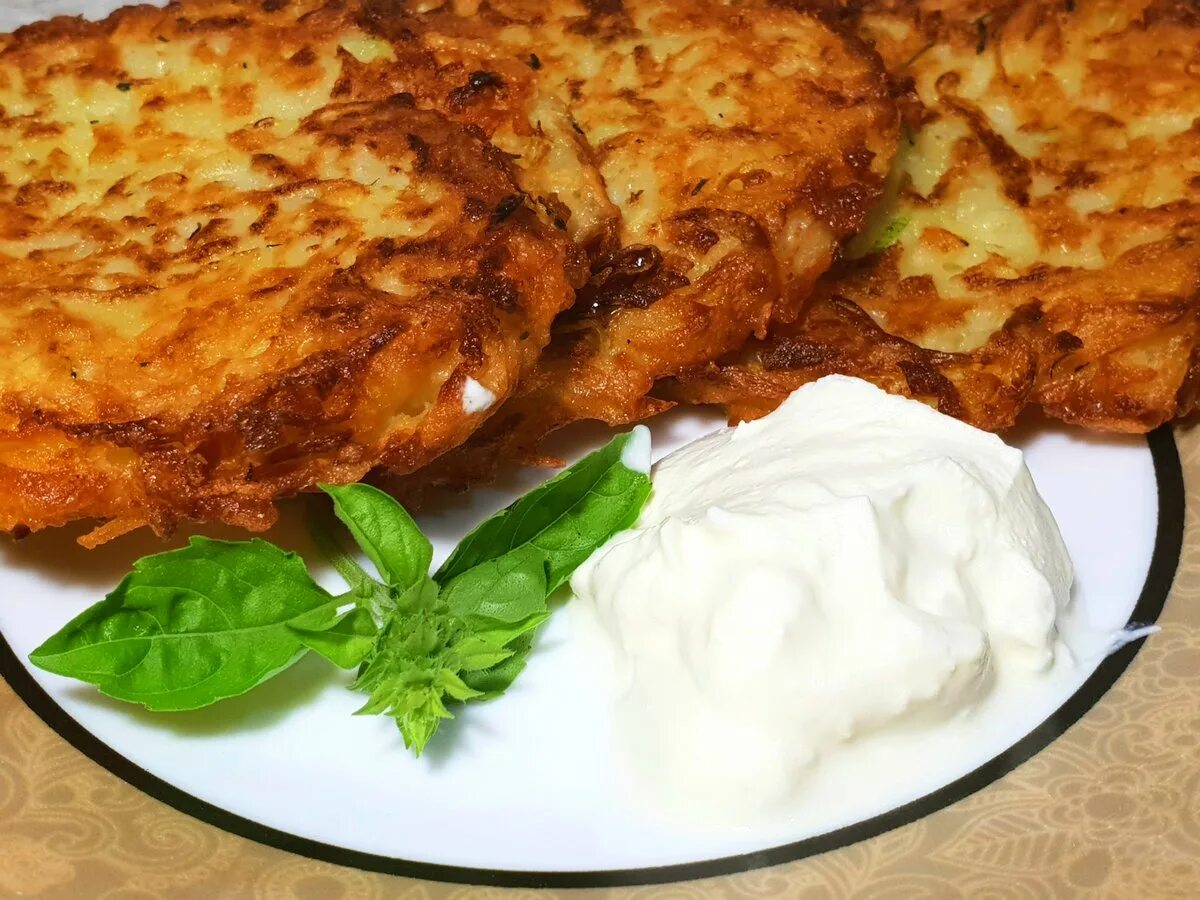 Драники рецепт с фото. Деруны картофельные. Драники домашние. Вкуснейшие драники:. Драники с картошкой.