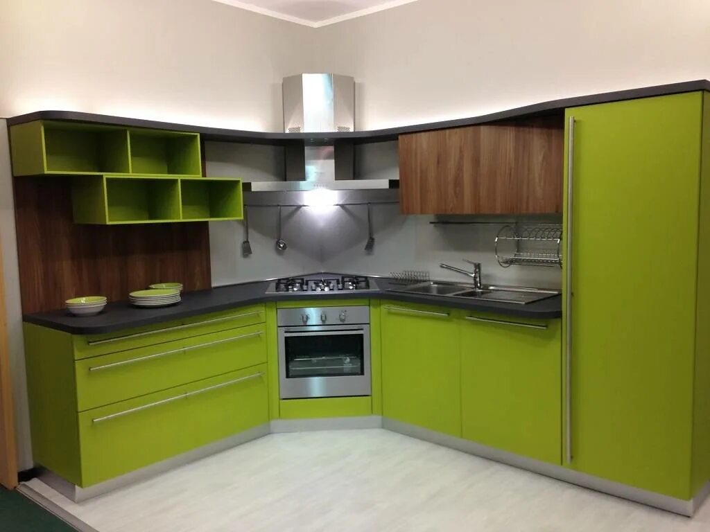 Зеленая угловая кухня. Кухня угловая салатовая. Угловые кухни зеленого цвета. Угловая кухня трапеция.