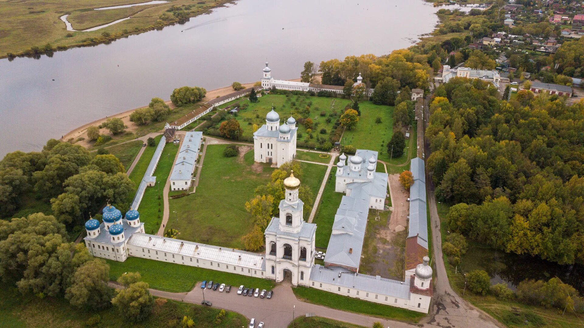 Свято-Юрьевский монастырь Великий Новгород. Свято-Юрьев мужской монастырь Великий Новгород. Юрьевский мужской монастырь Великий Новгород. Свято-Юрьева монастыря в Великом Новгороде.