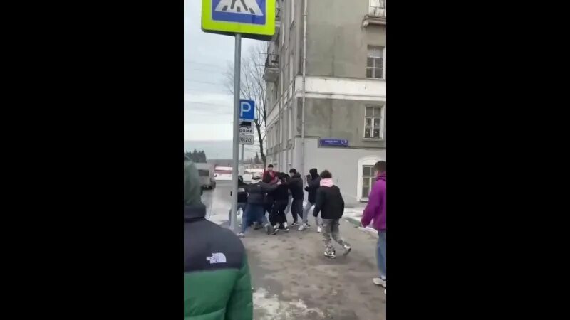 Русского пацана толпой избивают таджики. В Москве мигранты толпой избили.