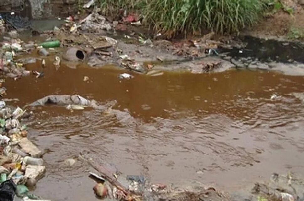 Грязная вода. Мутная вода в реке. Грязная вода фото. Вода спала в реке