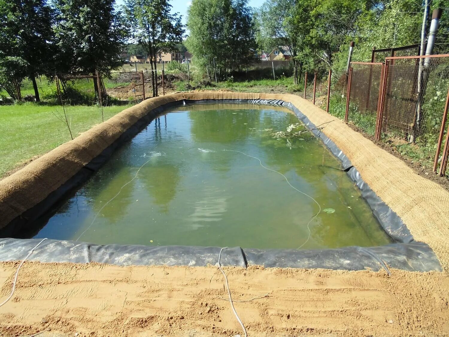 Бетонные пруды для рыб. Бетонный пруд с биоплато. Пруд для разведения рыб своими руками. Пруд для разведения рыб своими руками. Водоём на даче.