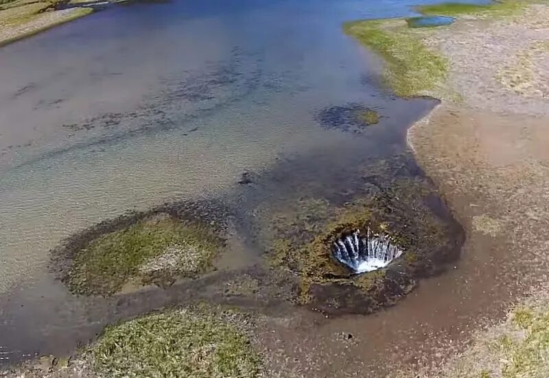 Начало реки. Куда деваются реки. Куда деваются реки. Шимозеро вологодская область карстовая воронка. Материк россии.