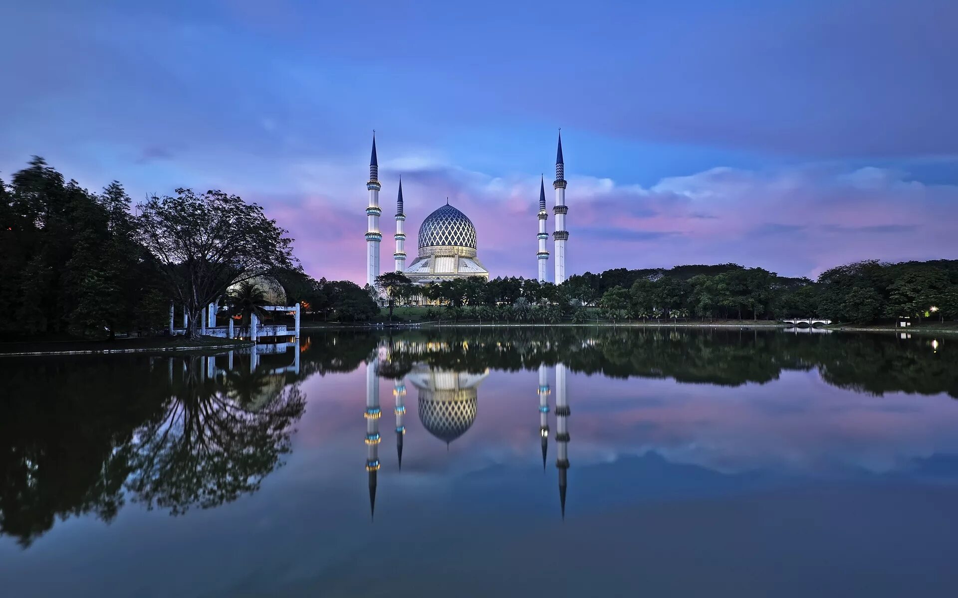 Мусульманский рабочий стол. Шах Алам Малайзия. Селангор Малайзия. Мечеть Султана Ахмад шаха Малайзия.