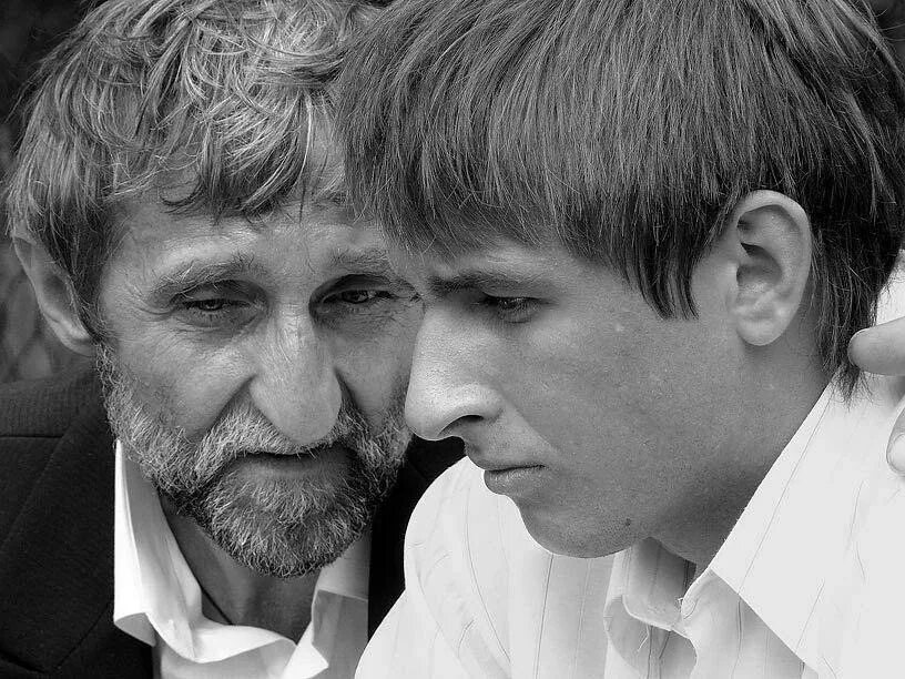 Поговорим о том отец. Отец и сын. разговор с отцом. мужской разговор. старый отец и сын.
