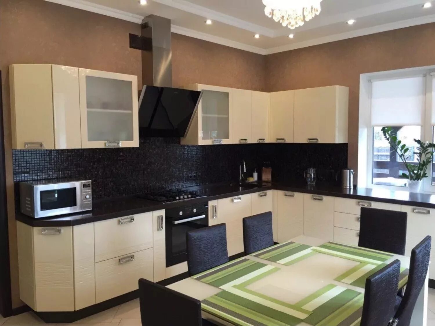 цветные кухни. бежевая кухня с темной столешницей. реальная цвета кухни. реальная цвета кухни. кухня в сиреневых оттенках.