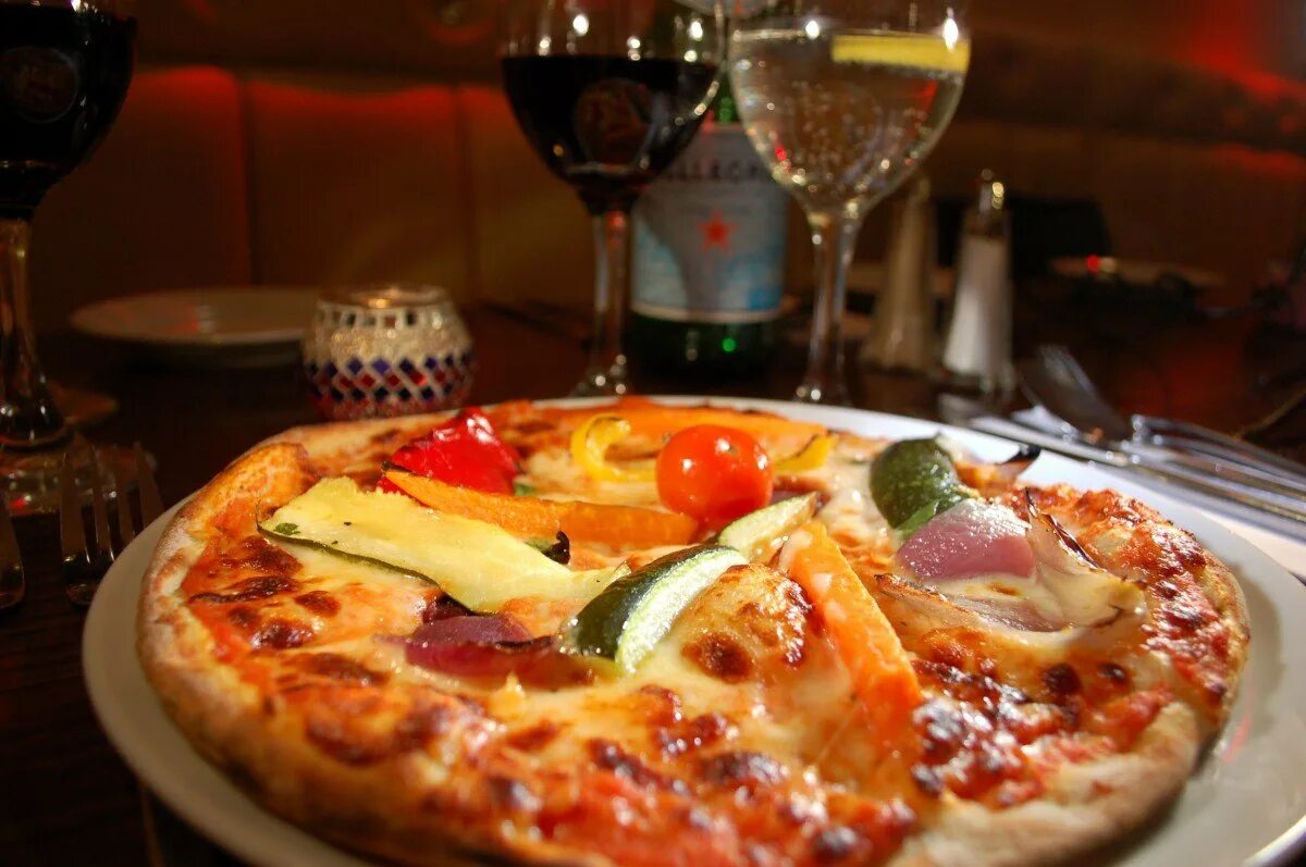 Пицца на ужин. Итальянская пицца. Пицца на столе. Италия пицца. Красивый ужин.