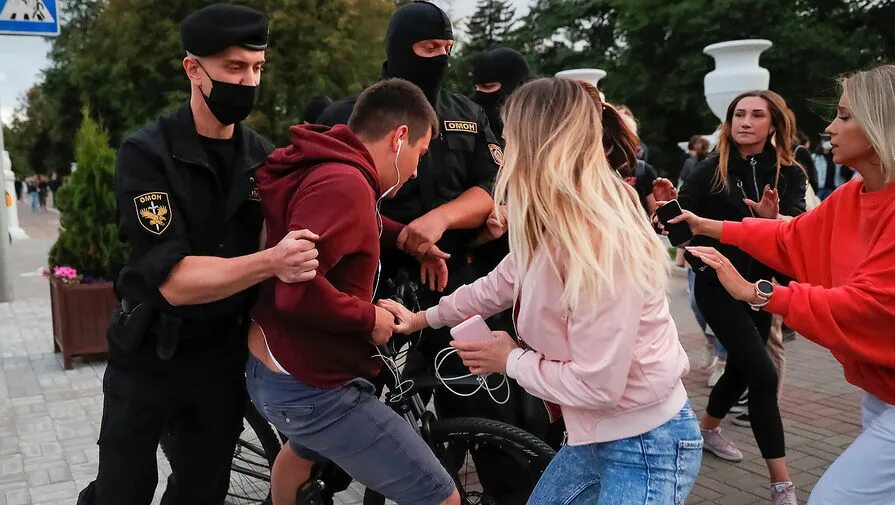 Студенты протесты. Женщины задержанные в минске. Беларусь 2020 протесты омон. Протесты в минске. Протесты в минске 2020 разгон.