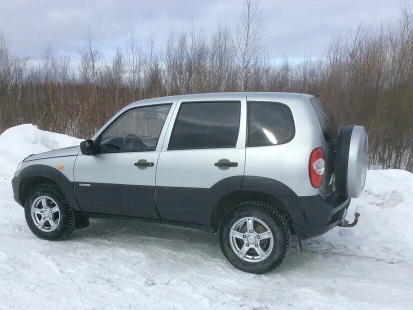 Купить ниву шевроле в воронежской области бу. Нива Шевроле серебро 2011. Нива Шевроле 2011. Серебристый Шевроле Нива на родном литье. Сатурн-р-авто Пермь Шевроле Нива.