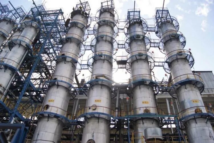 Колонна на ликероводочных заводах. Ректификационная колонна к-1 на нпз. Ректификационная колонна промышленная. Спиртовый колоны. Колонна ректификационная на полигоне мчс россии.