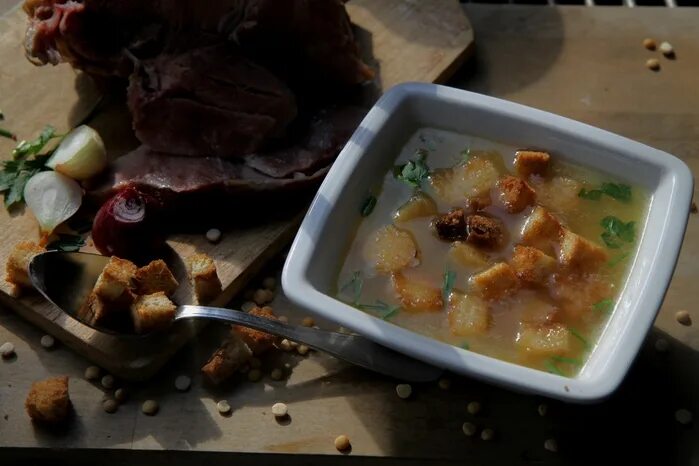 Гороховый суп с копченой рулькой. Суп с рулькой. гороховый суп с копченостями и гренками. суп гороховый с гренками.