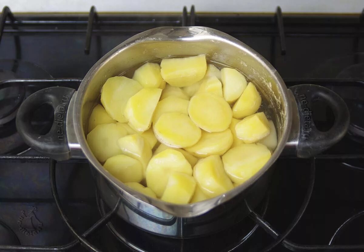 Сколько варить картошку очищенную после закипания. Картошка варится. Картошка в кастрюле. Вареная картошка в кастрюле. Картошка отварная в кастрюле.