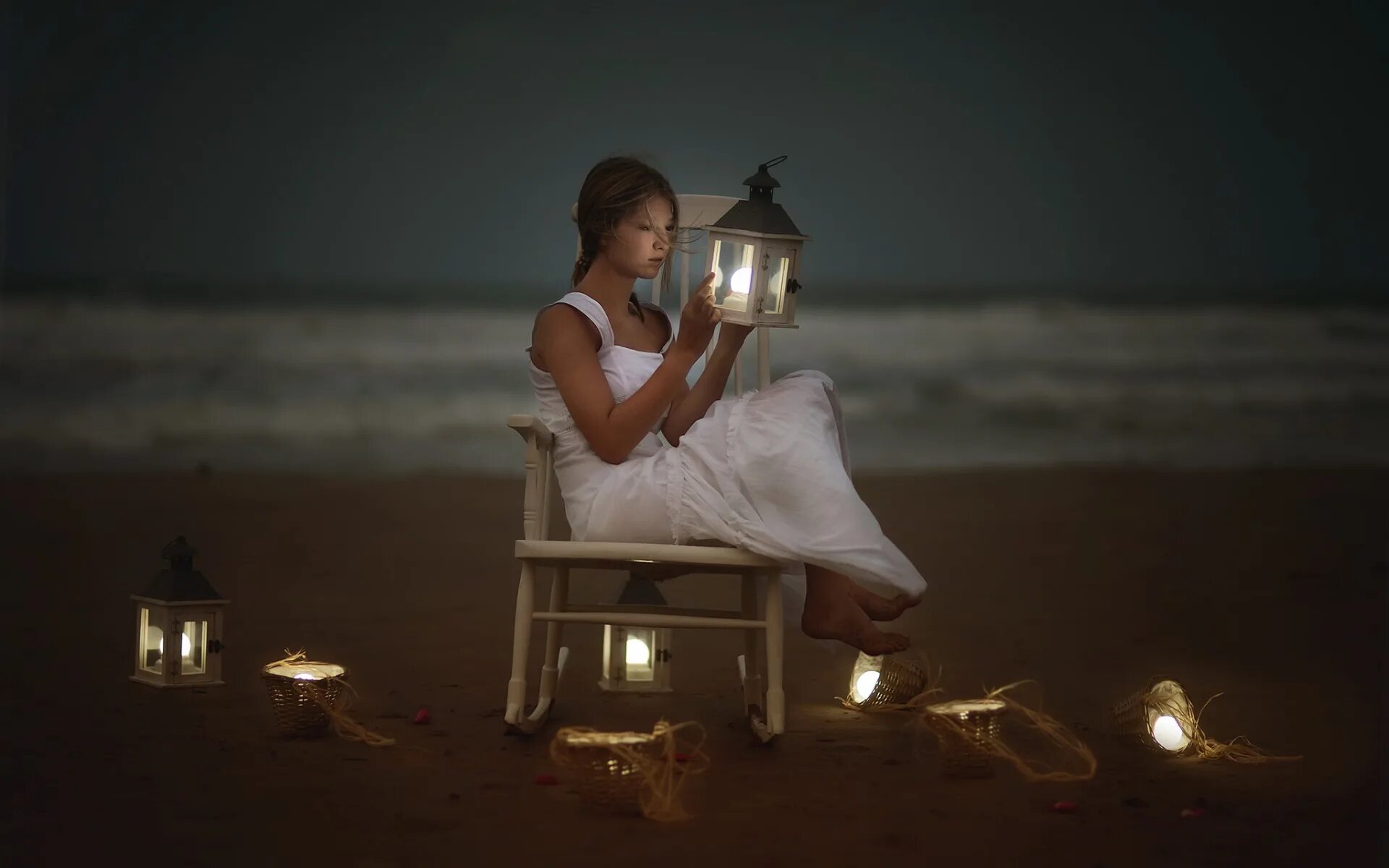 Вечер молодой. Девушка сидит на берегу. Девушка с фонарем на берегу моря. Девушка у моря с фонарем. Девушка на берегу вечером.