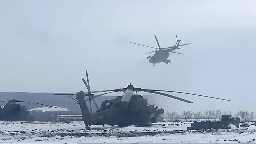 Украина боевые действия сегодня 18.03 2024. Вертолёт ми 8 в спецоперации на Украине. Боевые вертолеты. Военные учения вертолеты. Военные вертолеты России.