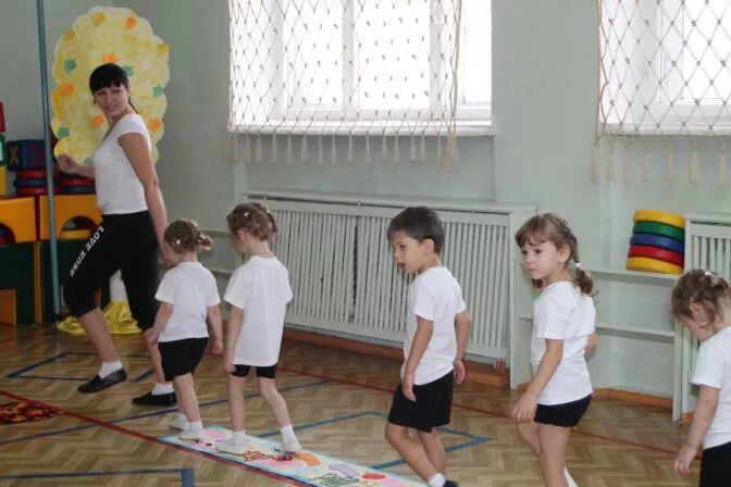Физическое упражнение младшая группа. Физкультурные занятия в детском саду. Физкультурные занятия в ДОУ. Ходьба в детском саду. Физкультура в ДОУ.