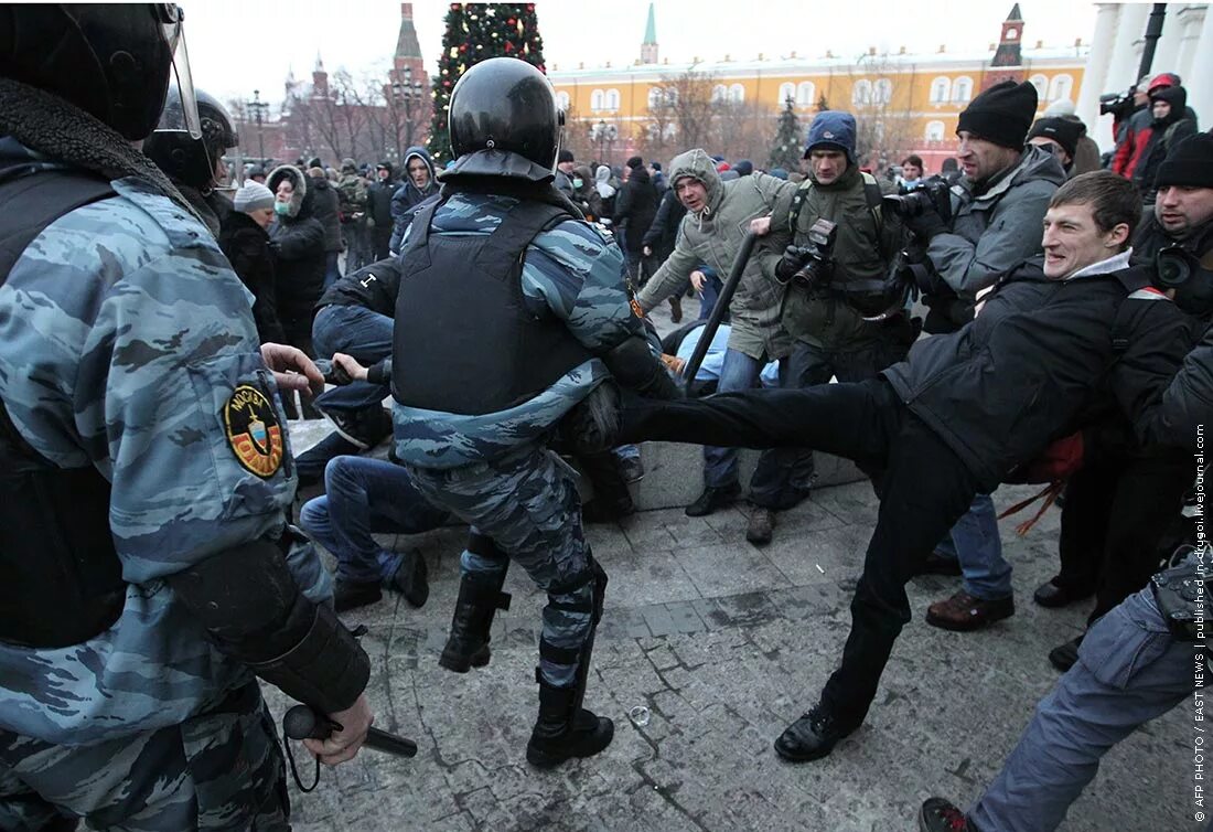 Митинги 2010. Манежная площадь 2010 беспорядки ОМОН. Беспорядки на Манежной площади 2010. ОМОН Манежной площади 2010. 2010 - Массовые беспорядки в Москве на Манежной площади..