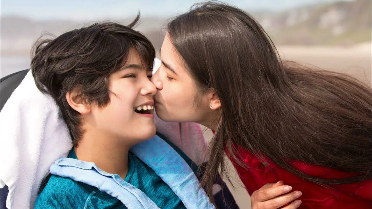 Молодой мальчик старшая сестра. Elder sister and brother Kiss. Брат и старшая сестра в обнимку фотопортрет. Сестра целовала брать Реал.