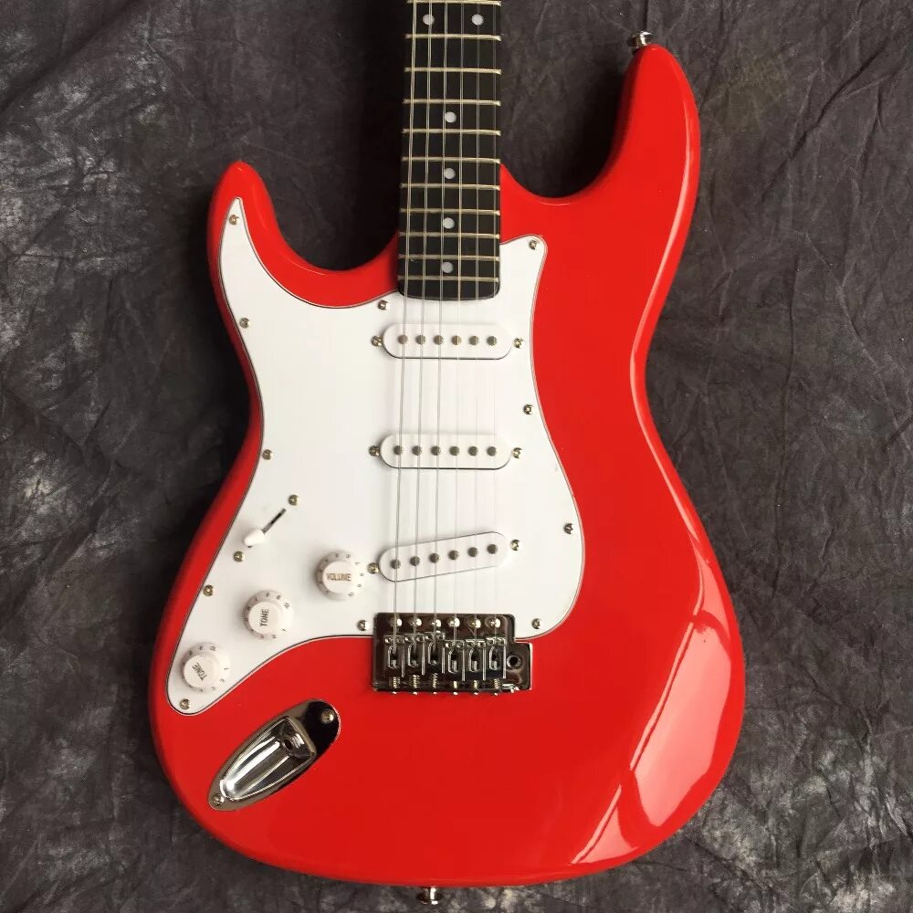 Гитара для левшей. Гитара stratocaster custom белая. электрогитара apollo стратокастер красный. красная электрогитара stratocaster. ibanez strat red.