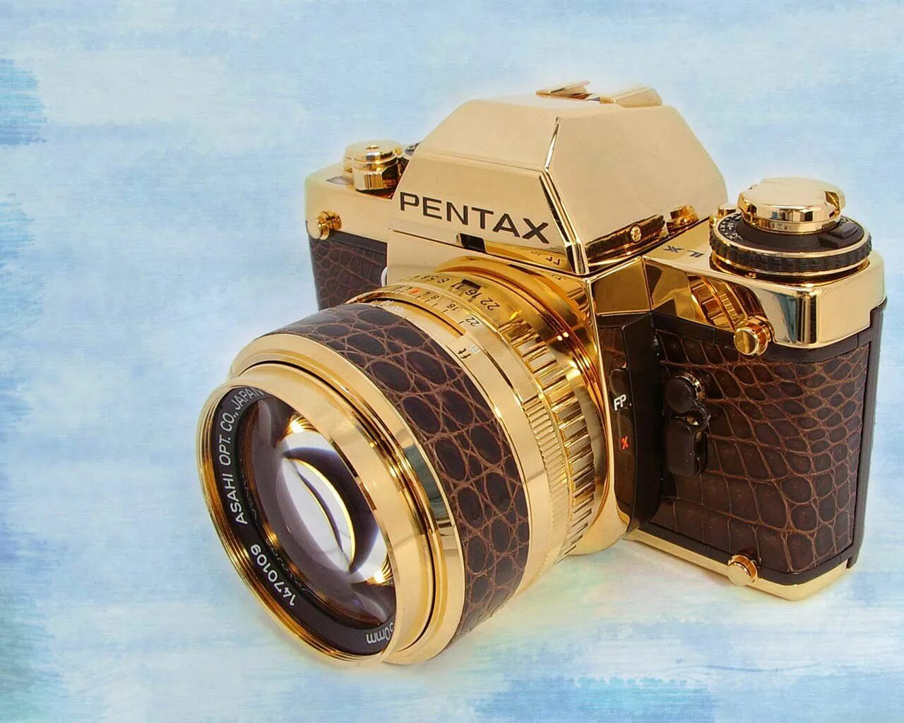 Самый дорогой камера. Золотой фотоаппарат Пентакс. Pentax LX Gold. Фотоаппарат Sigma sd1 Wood Edition. Дорогой фотоаппарат.
