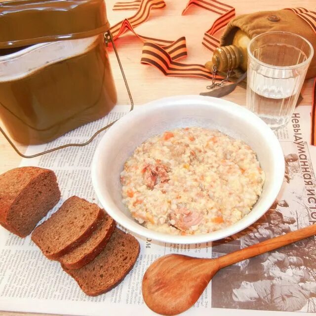 Полевая кухня. Армейская полевая кухня кп 130. Полевая солдатская каша. Питание на полевой кухне. Солдатская каша.