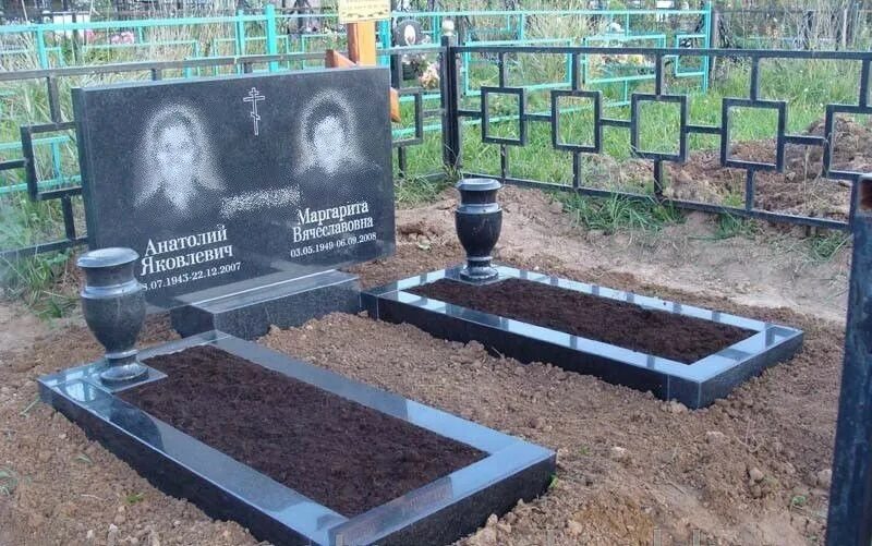 памятник на двоих гранит. памятник на двоих на могилу. двойные памятники на могилу родителям. памятник гранит 100х60х5 с 2мя цветниками на кладбище. двойные гранитные памятники.