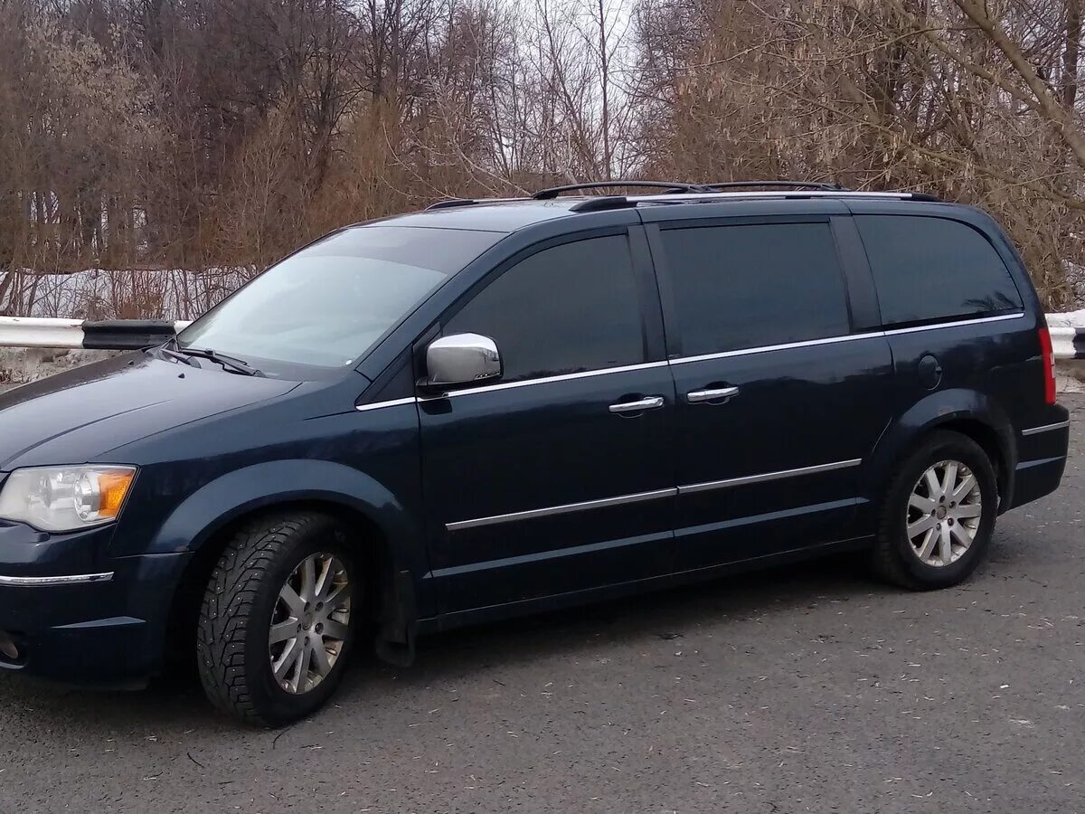 Крайслер гранд вояджер 5. Крайслер гранд вояж. Крайслер grand voyager 2008. Chrysler grand voyager 2008 2. Минивэн крайслер вояджер 2008.