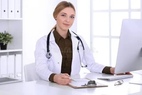 Женщина врач на свою