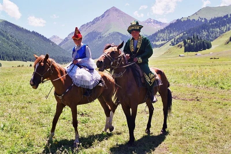 Существовал ли казахстан. Казахи в национальных костюмах на лошадях. Казахи в степи. Казахстан культура и традиции. Казахский джигит.