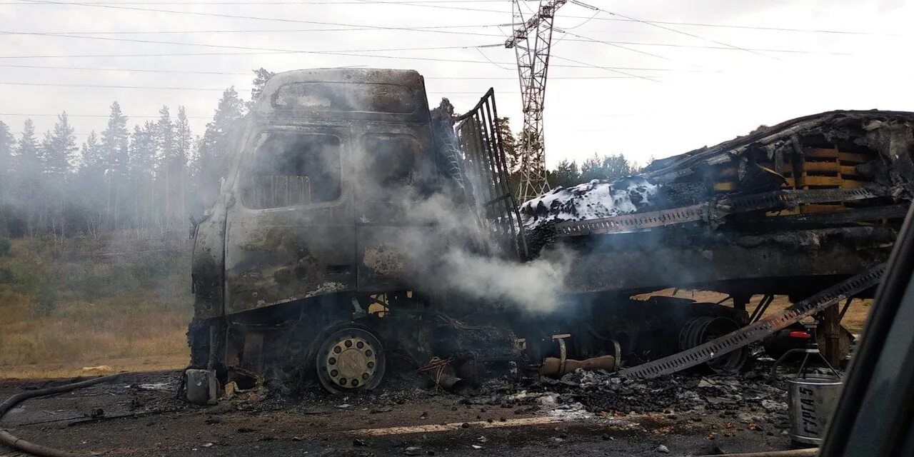 Аварии в Самарской области фуры. Сгоревший грузовик со стиральными машинами. Сгоревшие Грузовики на м11.