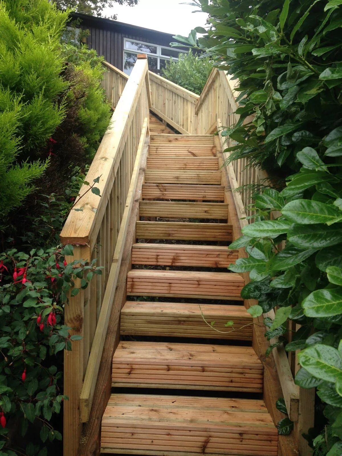 Дача ступеньками. Лестница на склоне. Деревянная лестница на склоне. Уличная деревянная лестница. Ступеньки на дачном участке.