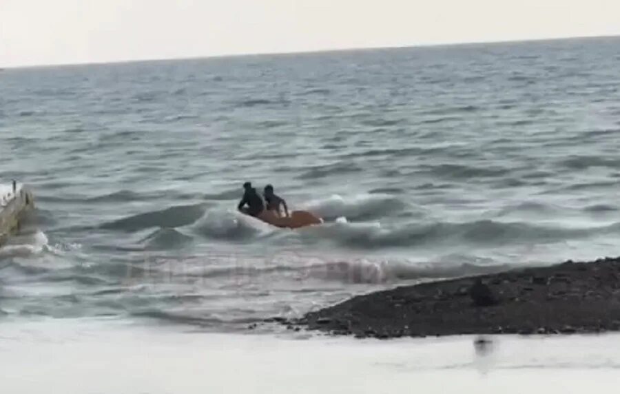 Утонул катамаран. В красном море не утонешь. рассказ неутонувшего в открытом море. угнал катамаран. фото опасностей в море.