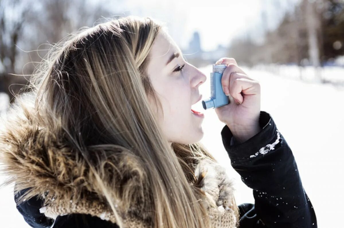 Астматик зимой. Холодовая бронхиальная астма. Астма зима. Бронхиальная астма зимой. Вдыхать холодный воздух