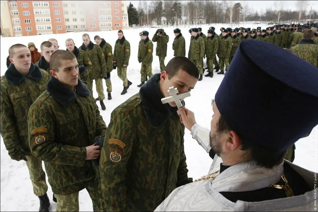 Военный на коленях. Православный солдат. Солдат на коленях. Русский солдат на коленях.