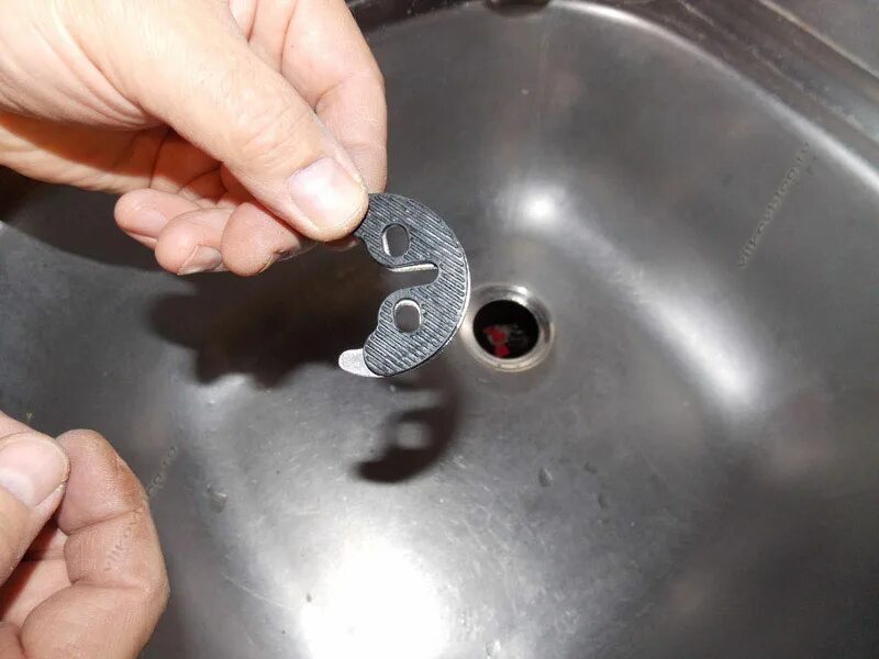 Как установить смеситель на раковину. Смеситель для раковины снизу. опорная пластина для смесителя на мойку из нержавейки. монтаж смесителя на раковину. крепление крана к раковине.