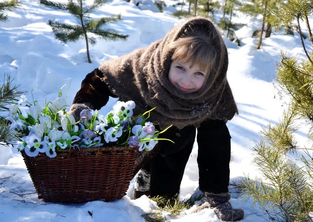 Фото пришла. Девочка с подснежниками. Подснежник для детей. Девочка в лесу с подснежниками. Подснежники в корзинке на снегу.