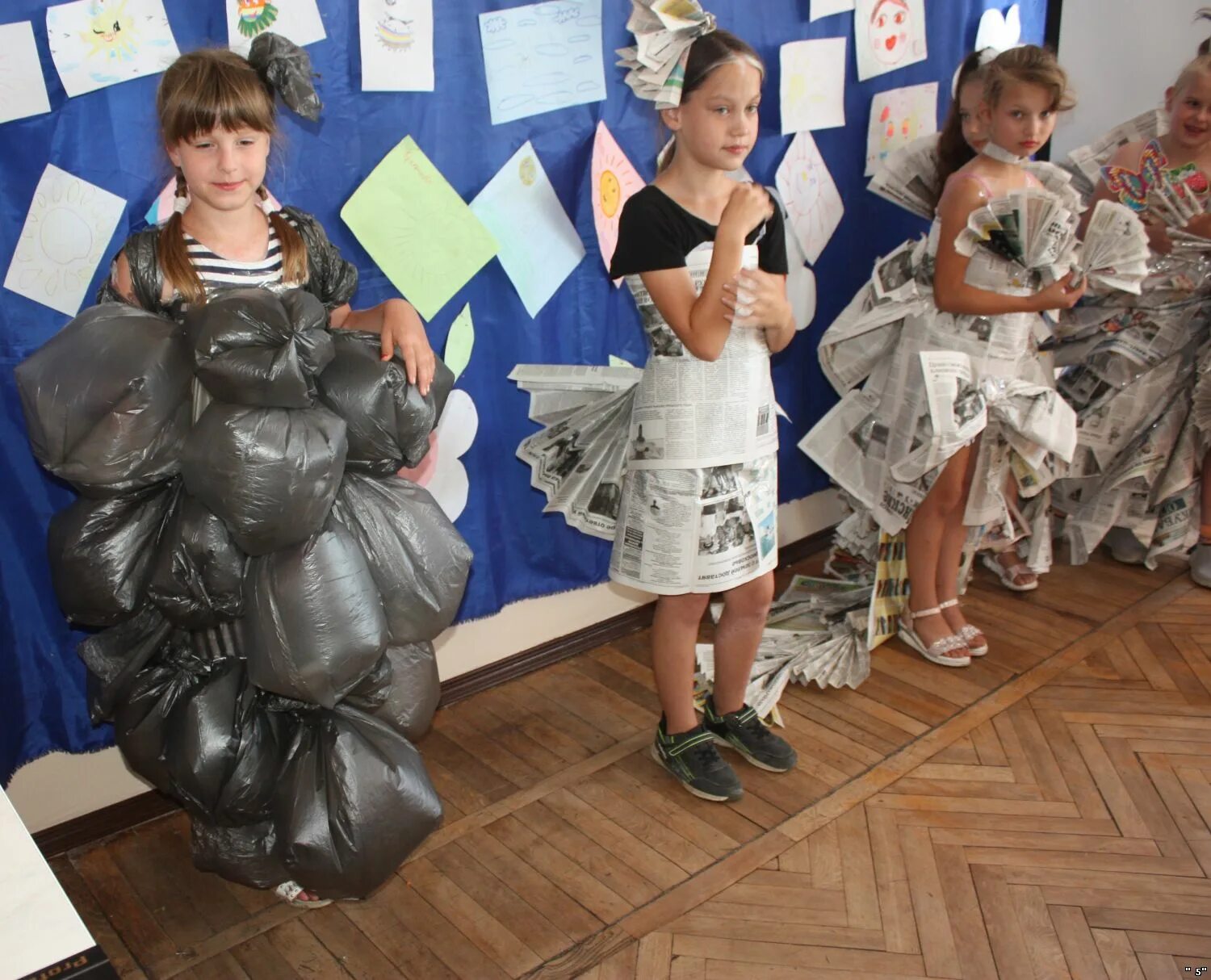 показ мод в детском саду. платье из мусора в садик.