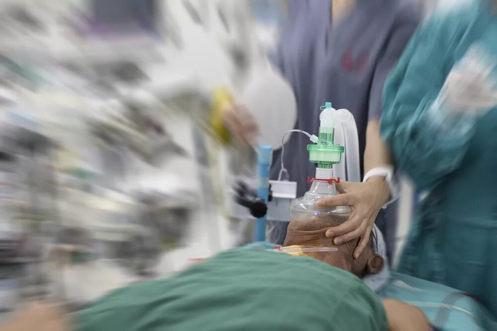 Общая анестезия в хирургии. Подготовка к операции. Человек после общего наркоза. Человек после общего наркоза. Человек после общего наркоза.