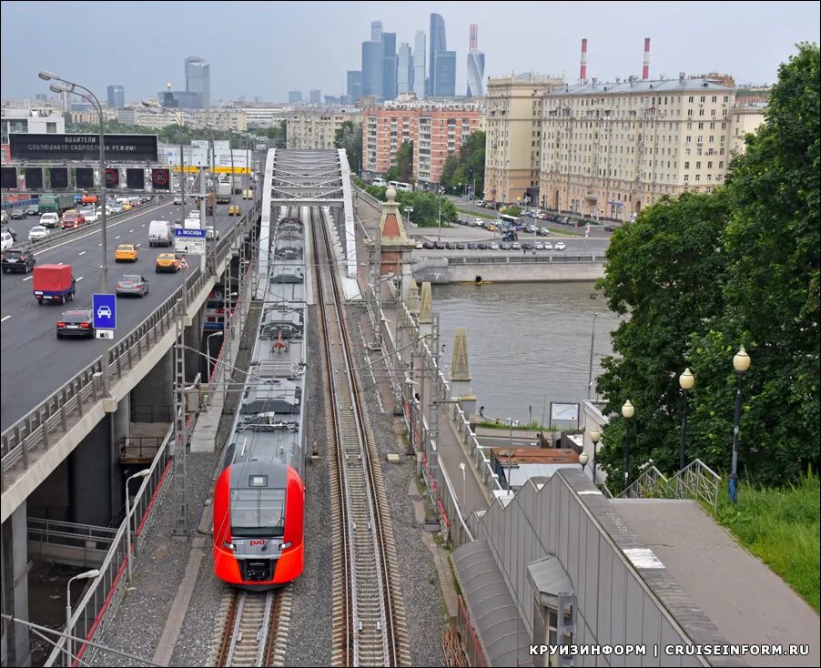 Мост с железной дорогой. Андреевский мост ЖД. Андреевский Автодорожный мост Москва. Андреевский мост МЦК. Андреевский мост поезда.