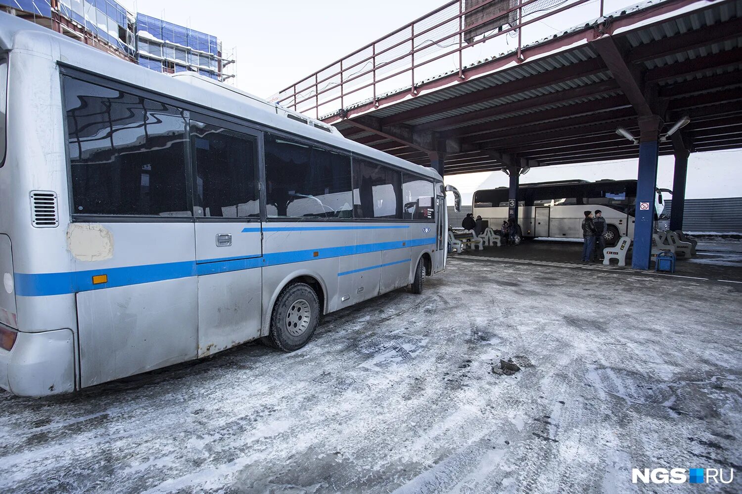 Автобусы дальних рейсов. Автостанция зимой. междугородние автобусы зимой. автовокзал томск автобусы. автовокзал новосибирск.