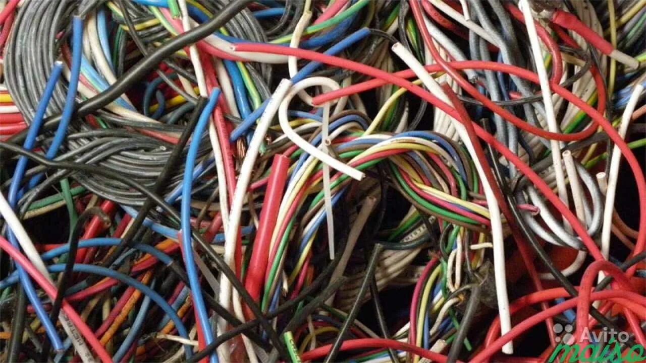 Разноцветные провода. Металлолом кабель. Обрезки проводов. Лом кабеля.