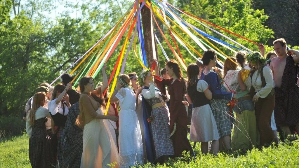 Праздничная демонстрация. Праздник весны и труда другие названия. Гуляния в москве. May day праздник в англии 1 мая. 1 мая праздник презентация.