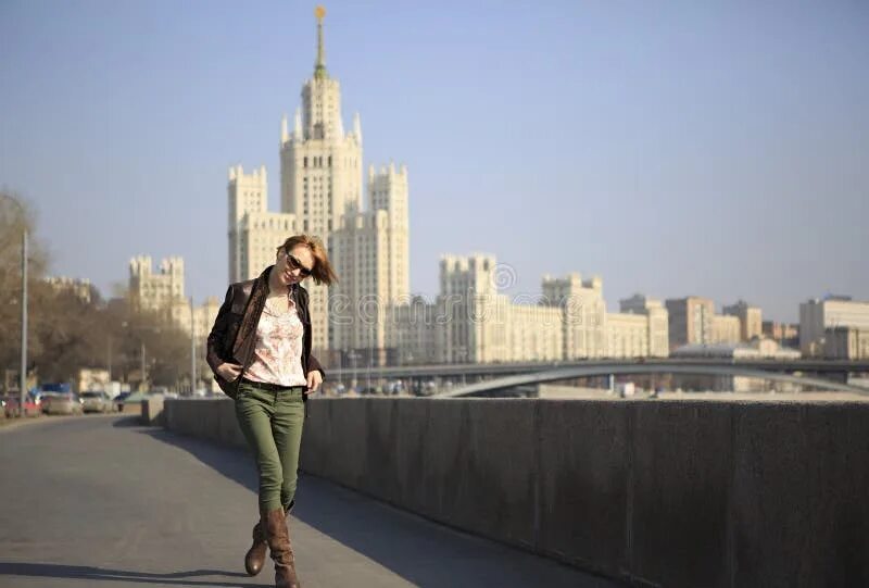 Девушка гуляет в городе. Милая пикча пошли гулять. Постоянно сижу дома. Друзья сохры. Позовите меня гулять мне скучно.