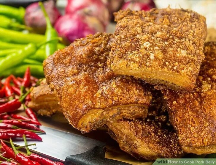 Кухня наизнанку свинина. : жареная свинина с хрустящей корочкой. грудинка с хрустящей корочкой. жаркое свинины с хрустящей корочкой. хрустящая свиная грудинка.