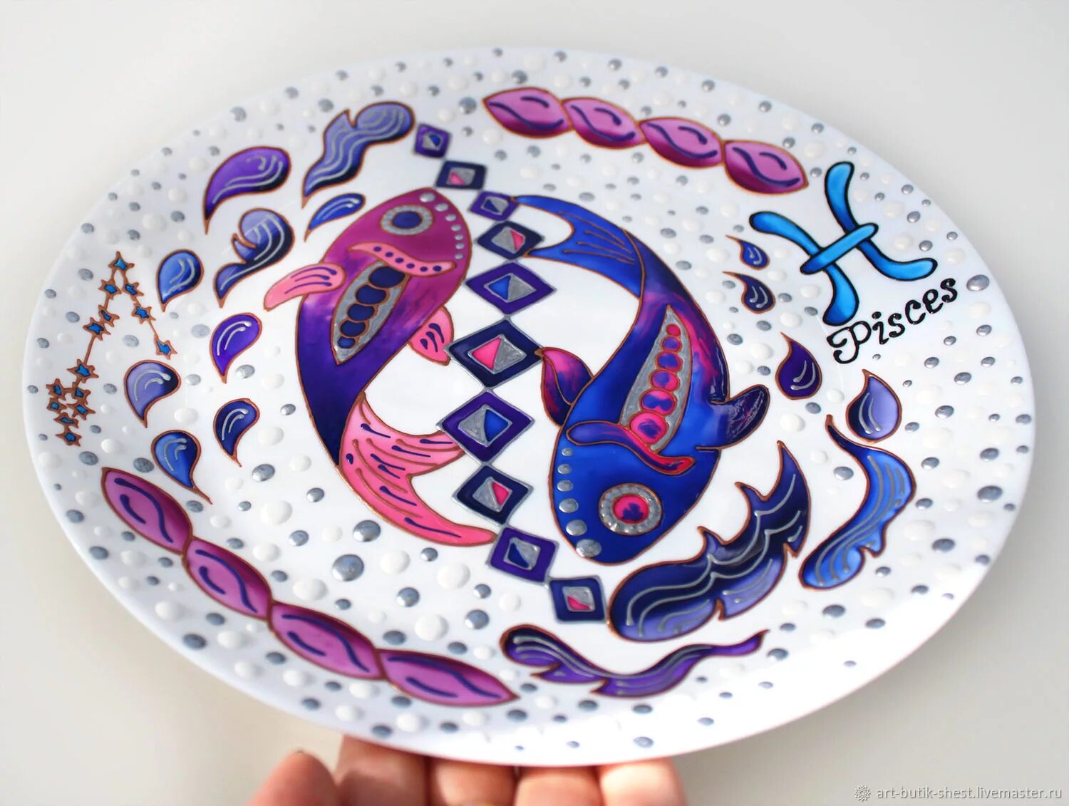 Это знак тарелки. Декоративные тарелки рыбки. Роспись тарелки рыба. Тарелка с рыбками. Рыба на тарелке.